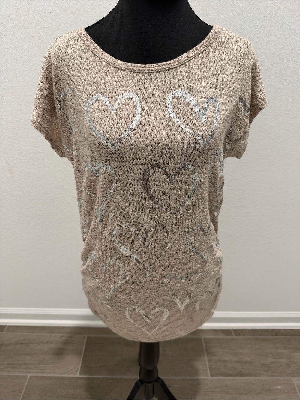 SJS Beige Short Sleeve Crewneck Sweater with Metallic Heart Print